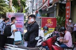 Bộ Công Thương tuýt còi doanh nghiệp 'ép' khách hàng mua combo pháo hoa