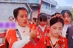 Giữa hôn lễ, chú rể khóc như mưa còn cô dâu có thái độ lạ
