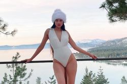 Mặc kệ từng bị chỉ trích, Phạm Hương vẫn diện bikini giữa trời tuyết khoe body miễn chê