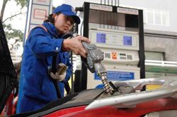 Giá xăng dầu tiếp tục tăng mạnh