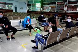 Người dân e dè lựa chọn về quê, bến xe khách thưa thớt