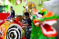 Dịp Tết, xưởng làm đầu lân ở TP. HCM thu trăm triệu mỗi tháng