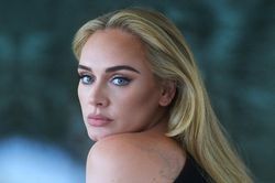 Adele khóc khi phải lùi lịch show diễn gấp do Covid-19