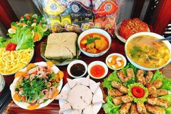 Mâm cỗ cúng ông Táo nấu sẵn 'đắt' khách