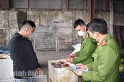 Bắt vụ vận chuyển hơn 16 tấn thực phẩm không có giấy tờ chứng minh nguồn gốc, xuất xứ