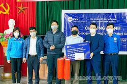 Công ty thủy điện Sơn La tặng quà cho gia đình chính sách và hộ nghèo