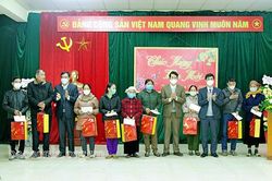Đồng chí Chủ tịch Ủy ban MTTQ Việt Nam tỉnh thăm, chúc Tết tại huyện Phù Yên