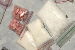 Sửa xe kiêm mua bán hàng 'đá'