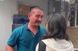 Nữ sinh bất ngờ về nhà không báo trước, hành động của bố làm ai nấy rưng rưng