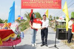 Á hậu Kim Duyên tặng quà Tết cho người dân nghèo tỉnh Long An