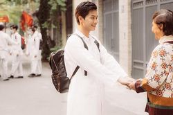 Quân A.P hóa thân bác sĩ chống dịch Covid-19 trong MV về Tết