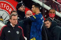 Lộ lý do Ronaldo cự cãi với thầy khi bị thay ra
