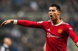 Ronaldo bị cắt giảm 25% lương nếu MU trượt top 4 Premier League