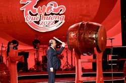 Chủ tịch nước Nguyễn Xuân Phúc dự chương trình Xuân Quê hương 2022