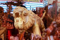 Hổ gỗ được hét giá trăm triệu tại chợ hoa Tết 2022