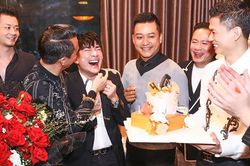 Tuấn Hưng, Khắc Việt cùng anh trai bất ngờ tổ chức sinh nhật tuổi 41 cho Quang Hà