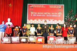 Trao tặng 113 suất quà tết cho giáo viên, học sinh có hoàn cảnh khó khănTin khácPhim tài liệu 'Lạng Sơn - 190 năm xây dựng và phát triển' được giới thiệu rộng rãi trên các trang thông tin điện tửĐảm bảo vận tải hành khách an toàn, thông suốt dịp Tết Nguyê