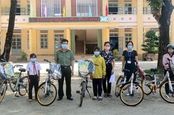 Đạ Tẻh: Trao tặng xe đạp cho học sinh nghèo
