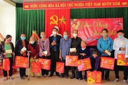 Chủ tịch UBND tỉnh Võ Văn Hưng thăm, chúc tết các gia đình chính sách trên địa bàn huyện Vĩnh Linh