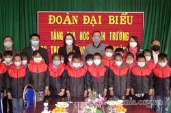Đoàn đại biểu Quốc hội tỉnh thăm, tặng quà Trường Tiểu học và THCS xã Phiêng Côn