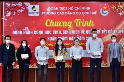 Giáo dục Khuyến học Hỗ trợ kinh phí giúp sinh viên về quê ăn tết