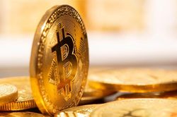 Giá Bitcoin tuột dốc 50% từ mức đỉnh