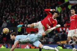 Man Utd lọt top 4 Premier League bằng bàn thắng phút bù giờ