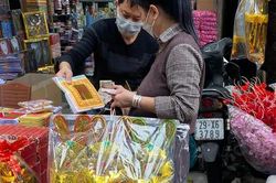 Dân Thủ đô đổ về phố Hàng Mã sắm lễ cúng ông Công ông Táo