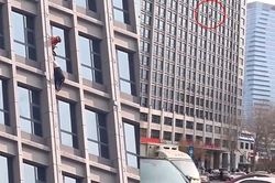 Giải cứu người đàn ông bị treo ngược ngoài cửa sổ tầng 13