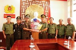 Bộ Tư lệnh Cảnh vệ Quân đội Hoàng gia Campuchia thăm, chúc Tết Công an tỉnh An Giang