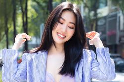 Thúy Ngân dạo này đổi style liên tục, lúc kín lúc hở biến hóa vạn lần