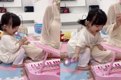 Lần đầu tiên con gái 1 tuổi của Đông Nhi khoe 'giọng hát', chưa hát xong đã quăng luôn micro