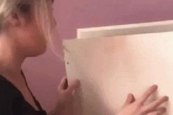 Phát hiện tấm biển bí mật trên tường, cô gái thử mở ra thì choáng váng với cảnh tượng 14 năm trời mới biết trong chính nhà mình