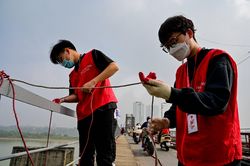 Bớt cảnh ném, quăng cá ở cầu Long Biên trước ngày 23 tháng Chạp