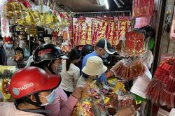 Chợ 'cõi âm' lớn nhất TP. HCM buôn bán tấp nập trước ngày ông Công ông Táo