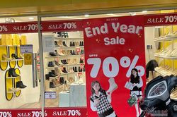 Thời trang giảm giá 80%, chất đống vỉa hè chờ khách mua Tết