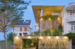 Biệt thự hiện đại 3 tầng ở Nha Trang che nắng bằng 'rèm' dây leo