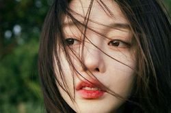 Mẹ chồng đưa lư hương bảo tôi đi rửa, vừa đổ bụi nhang, tôi đã ngẩn người khi thấy thứ rơi ra