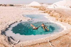 Chill hết cỡ tại những hồ muối không cần biết bơi vẫn nổi bồng bềnh siêu ảo