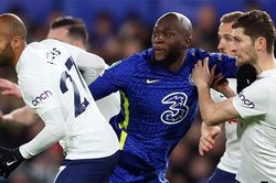 Giữ Kane, mua Lukaku, Tottenham và Chelsea cùng nhận 'trái đắng'