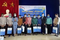 Tặng quà hội viên phụ nữ và khánh thành công trình thắp sáng đường quê tại xã Hợp Thành