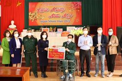 Trường Đại học Hùng Vương thăm, tặng quà các gia đình chính sách nhân dịp Tết Nhâm Dần 2022