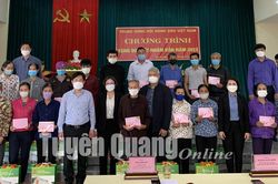Tặng gạo và quà Tết tại Hợp Hòa