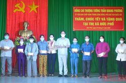 Phó Chủ tịch Quốc hội Trần Quang Phương tặng quà Tết cho người nghèo Quảng Ngãi