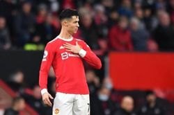 Ronaldo lại mặt nặng mày nhẹ với đồng đội MU
