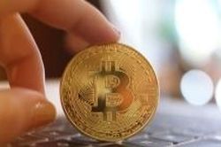 Bitcoin thời điểm kinh hoàng: Nửa đêm phá đáy, sáng tăng ngược 100 triệu