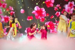 Nguyễn Ngọc Anh hát cùng con gái MiA trên sân khấu truyền hình Tết