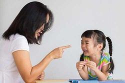 4 câu nói ''xát muối'' lên trái tim con, cha mẹ hãy bỏ ngay kẻo hại tương lai trẻ