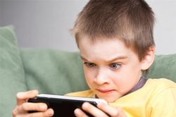 Con nghiện điện thoại, bố mẹ nên làm gì để trẻ 'cai'?