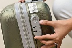 Vợ nghi ngờ chồng ngoại tình với bạn gái cũ lúc đi công tác, sững sờ khi kiểm tra vali